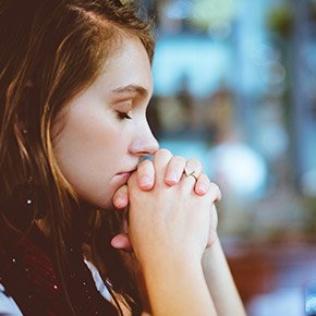 women-pray
